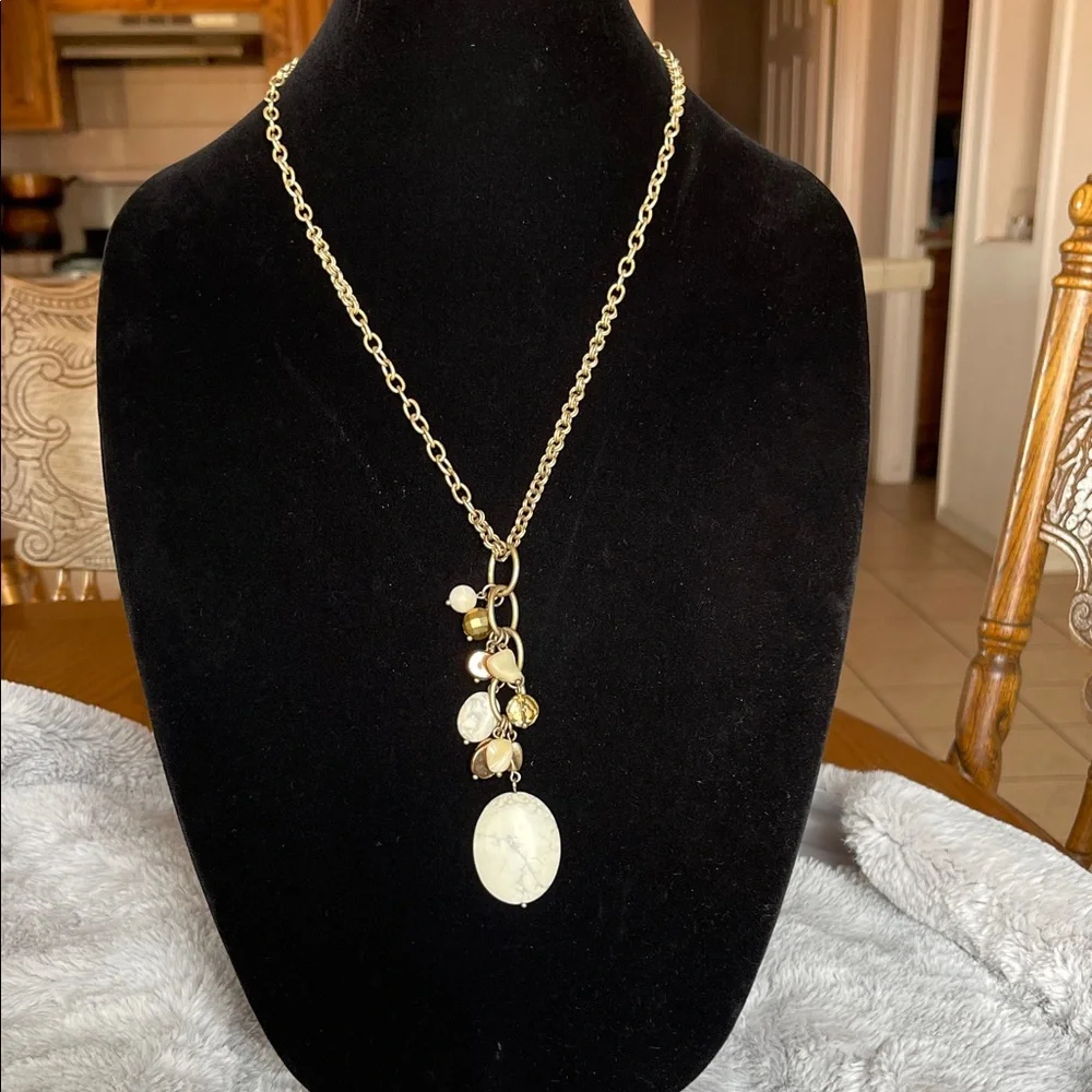 Elegant Gold and White Pendant Necklace - Picture 3 of 5